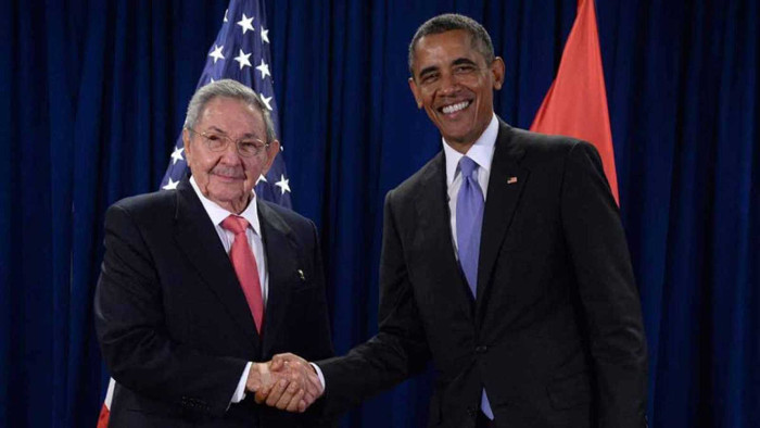 El 17 de diciembre de 2014, los entonces mandatarios Raúl Castro, de Cuba, y Barack Obama, de Estados Unidos, dieron a conocer la decisión de abrir un nuevo camino en los nexos de ambos países, lo cual condujo, entre otros hechos importantes, al restablecimiento de los vínculos diplomáticos al año siguiente. Foto: Tomada de rtve.es Piden en Congreso de EE.UU. apoyar viajes y comercio con Cuba