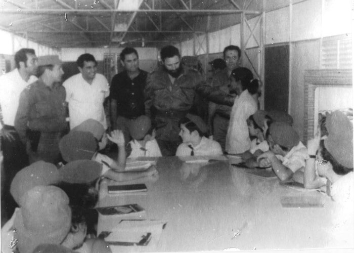 Fidel en el encuentro con los niños. Paquito es el primero de izquierda a derecha. Fotocopia: Alejandro Bonet Piñón / Adelante / Archivo Fecha grandiosa con Fidel para no olvidar