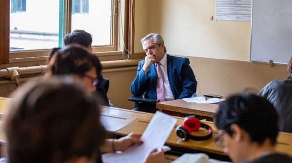 El primer mandatario es profesor desde 1985 y continuó dando clases durante la campaña electoral. El viernes último participó de la mesa de examen que evaluó a un grupo de alumnos de la cátedra de Teoría General del Delito y Sistema de la Pena. Foto: Tomada de cubadebate.cu El nuevo presidente argentino sigue dando clases