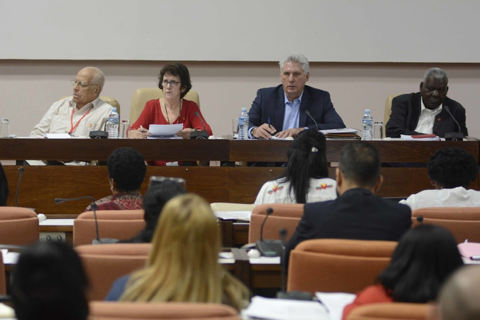 Miguel Díaz-Canel, Presidente de la República, junto a Esteban Lazo, Presidente de la Asamblea Nacional del Poder Popular y del Consejo de Estado, asiste a la Comisión Conjunta de Asuntos Económicos y Atención a los Servicios, durante el trabajo en comisiones del IV Período Ordinario de Sesiones de la IX Legislatura de la ANPP. Foto: Ariel Ley Royero / ACN. El trabajo por cuenta propia analizado por diputados