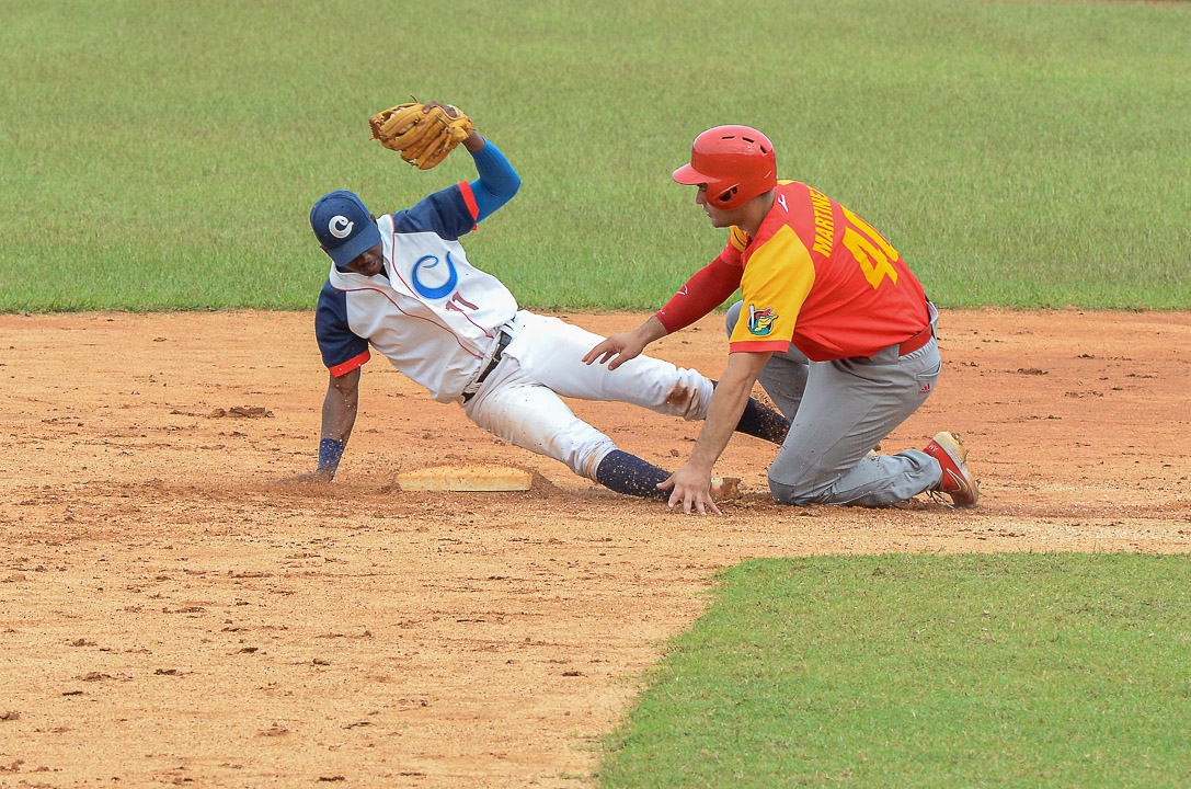 Camagüey pierde y comparte la cima