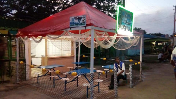 Punto de venta Contra Viento y Marea, una de las unidades comercializadoras en Nuevitas, inaugurada recientemente, la cual expende productos fruto del valor agregado como croqueta, pescado frito y diferentes especies procesadas y crudas también para el consumo hogareño. Foto: Cortesía de Episur Nuevitas Aporte de Nuevitas a la producción pesquera