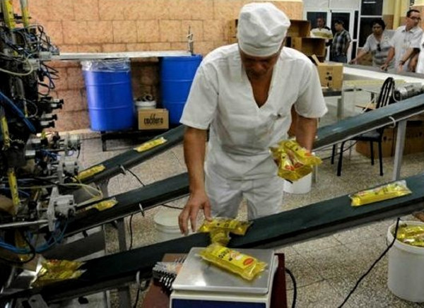 En este minuto hay dificultades con las bolsas de medio litro. Foto: Rodolfo Blanco Cué/ACN Garantizada distribución de aceite vegetal de la canasta familiar