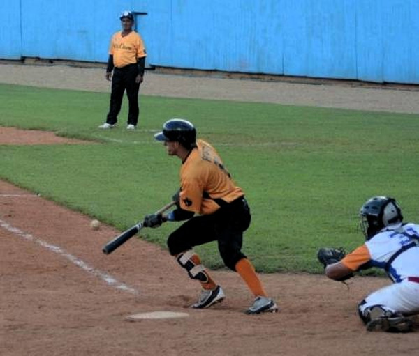 Foto: Tomada de radiocadenagramonte.cu Play off: Azucareros derrotan a Gallos y vuelven a la final seis años  después