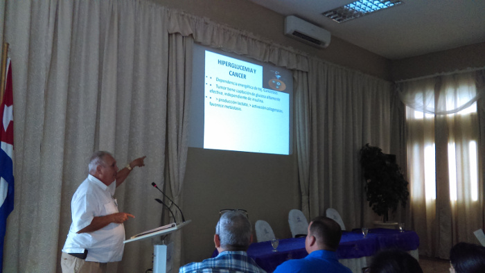 El Dr. Félix González González, destacado especialista en endocrinología en su conferencia sobre diabetes mellitus y su relación con otras enfermedades como las cardiovasculares y el cáncer, por solo mencionar algunas. Foto: De la Autora