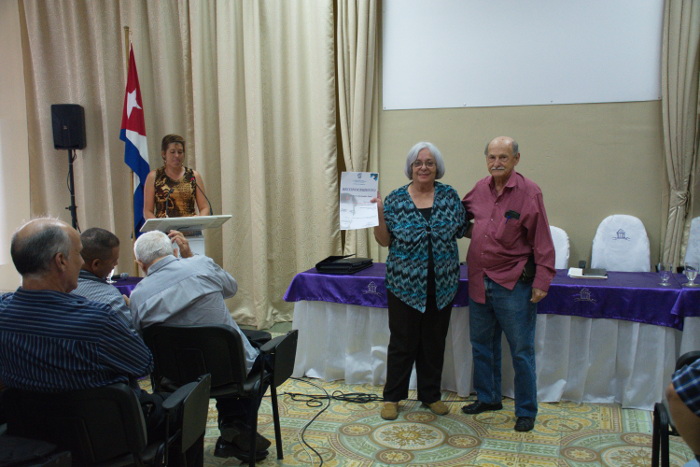 La Dr. Iris González Torres recibe el reconocimiento de la Anec por la Obra de la Vida. Foto: Leandro Pérez Pérez/Adelante De la economía, un análisis multifactorial