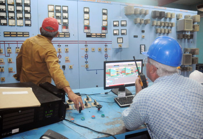 Bermejo no solo dirige el ingenio: desde planta eléctrica controla y enseña a operar las áreas con dificultades imprevistas.