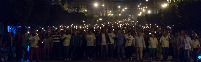 Preparadas antorchas para iluminar al Apóstol