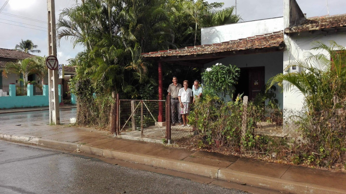 En esta casa, marcada con el No. 7, estuvo Fidel. A la entrada de ella aquellos tres niños, hoy dos hombres y una mujer, recuerdan aquel momento. Fotos: Evelio Hernández Ramos/colaborador Guáimaro acogió a Fidel y a las tropas rebeldes