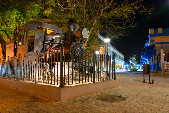 Detrás de la vieja locomotora se levanta el Hotel Plaza, y forma parte del llamado boulevar ferroviario. Foto: Leandro Pérez Pérez/Adelante/Archivo Remodelan el Hotel Plaza de Camagüey