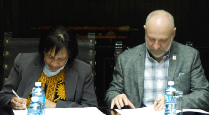 Miriam Nicado, rector of the Cuban university, and Ariel C. Armony, vice-rector of Global Affairs of the U.S. Center for Higher Education, signed the document. Photo: Taken from radiorebelde.cu Havana and Pittsburgh universities sign MoU