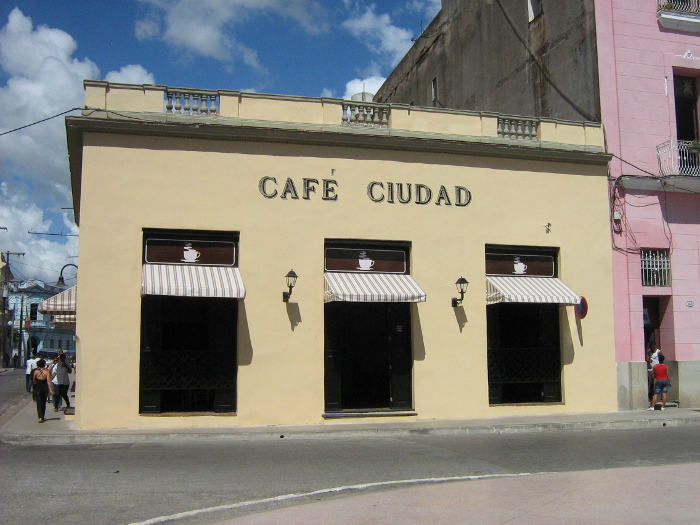 Para el Café Ciudad diseñó todo, desde lo general hasta los detalles de ambientación, muebles, infografía…, luego el patio y la cava. 