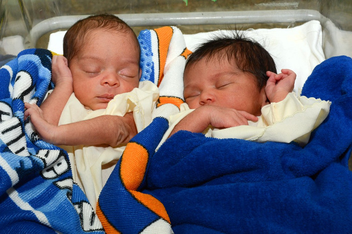 María Carla y Leydi Laura Calderón, uno de los 69 nacimientos gemelares del año en el “Ana Betancourt”. Foto: Leandro Pérez Pérez/ Adelante