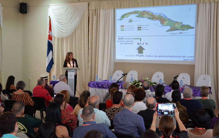 Fotos: Rodolfo Blanco Cué (ACN) Simposio de Camagüey dedica primer pensamiento a La Habana