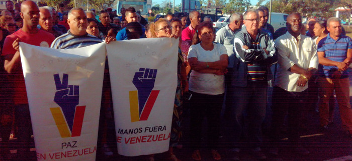 Camagüeyanos firman a favor de la paz y la no agresión contra Venezuela