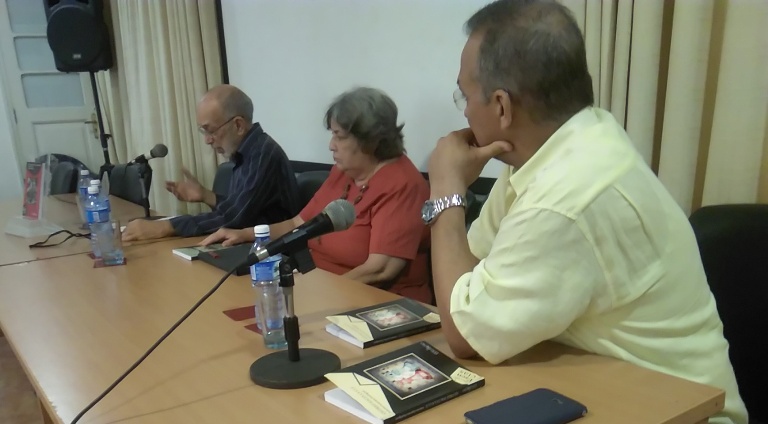 El historiador y escritor Carlos Venegas Fornias y la Doctora en Ciencias Históricas Mildred de la Torre Molina tuvieron a cargo la presentación de  El cementerio general de Camagüey, la otra ciudad y Escenas cotidianas. Compartieron el espacio con Antonio Guerrero Rodríguez, quien comentó de su libro Ajedrez hacia la luz. Foto: Yoan Benavente Rodríguez/Adelante
