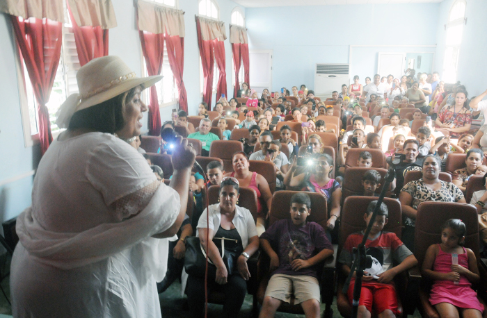 Lidis Lamorú: kisses, hugs… and songs