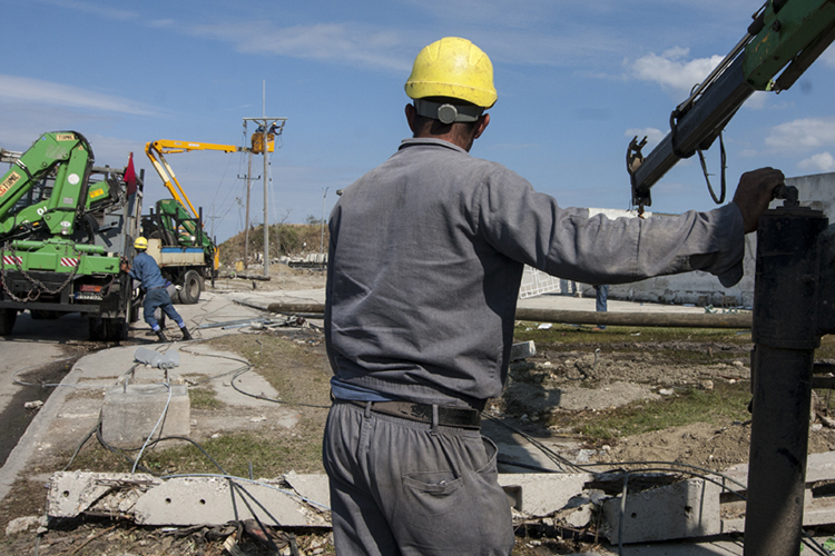 Foto: René Massola /Trabajadores Recuperan servicios básicos en zonas dañadas por el tornado