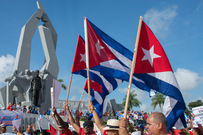 "(…) nos embarga la legítima felicidad y serena confianza de ver con nuestros propios ojos la transferencia a las nuevas generaciones de la misión de continuar la construcción del socialismo (…)", aseveró Raúl. Foto: Leandro Pérez Pérez/Adelante/Archivo El camino es no descuidar jamás la unidad de los revolucionarios y mantener siempre la lucha