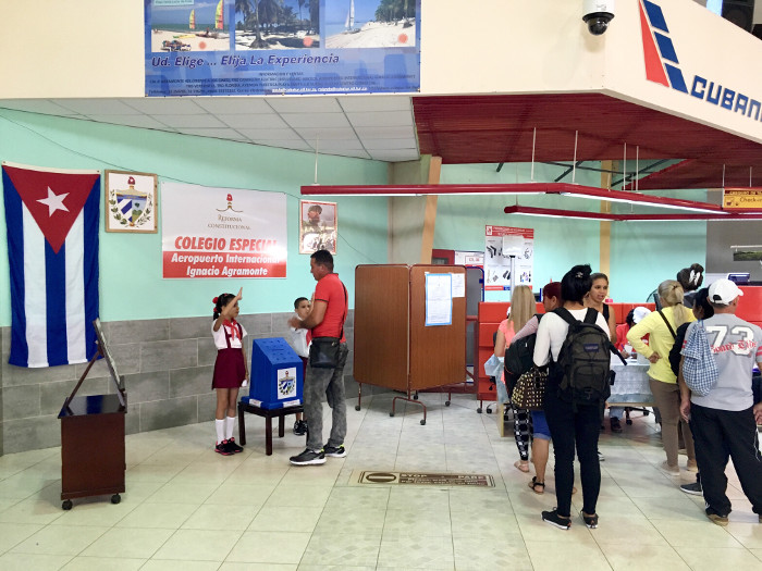 In the province of Camaguey, the largest territory of Cuba, opened at seven in the morning the more than 1,700 polling stations authorized for more than half a million voters to endorse the new Constitution. In the photo, the special electoral college of the Ignacio Agramonte International Airport. Photo: Leandro Pérez Pérez / Adelante More than two million Cubans voted for their constitution in only two hours