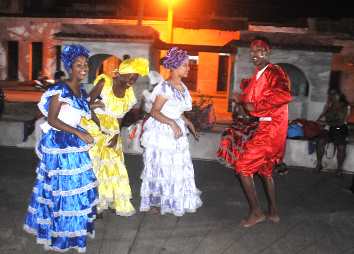 Danza, música y juegos infantiles en la Plaza del Cristo
