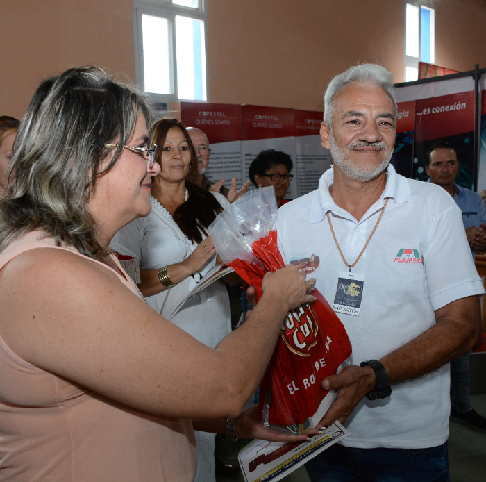 Lissette Bouza Cabrera, presidenta del Gobierno en el municipio de Camaguey, entrega el premio de la EMI Ignacio Agramonte. Foto: Leandro Pérez Pérez /Adelante Feria ExpoCam 2019 cierra con positivos resultados