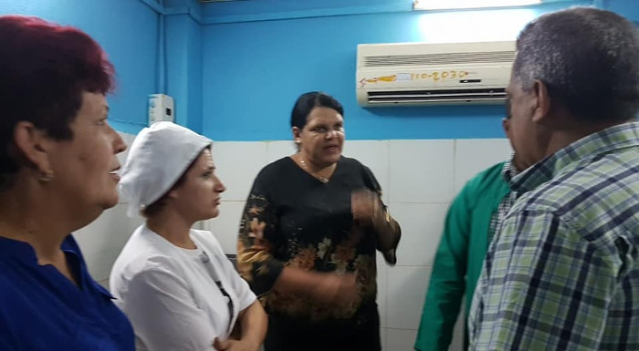 En el centro de elaboración Santa Rosa. Foto: Miozotis Fabelo Pinares/radiorebelde.cu Visita Mercedes López Acea unidades de Comercio y la Universidad