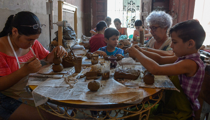 Foto: Alejandro Rodríguez Leiva/ Adelante Taller de cerámica para modelar el verano