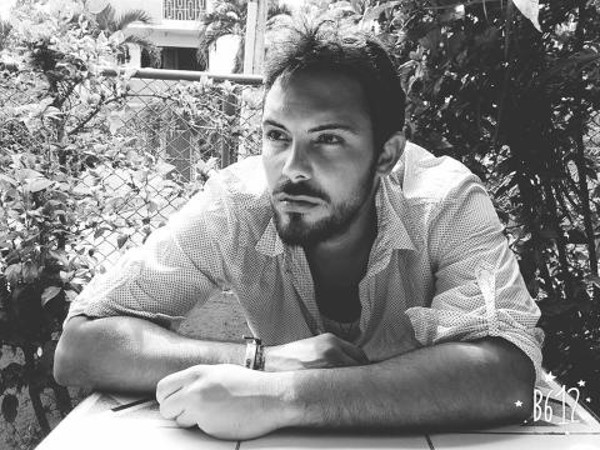 Foto: Tomada del perfil en Facebook del entrevistado Darío Alemán y la máscara del superhéroe cubano