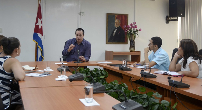 El Dr. José Ángel Portal Miranda, Ministro de Salud Pública, interviene en un encuentro con la prensa sobre los médicos secuestrados en Kenia. Foto: Ariel Ley Royero Médicos cubanos secuestrados en Kenya están vivos