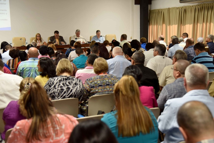 El Presidente de los Consejos de Estado y de Ministros de Cuba, Miguel Díaz-Canel Bermúdez, asiste a la Comisión de Asuntos Económicos, en el Tercer Período Ordinario de Sesiones, de la IX Legislatura de la Asamblea Nacional del Poder Popular. Fotos: Omara García Mederos/ACN Intenso período parlamentario contra insuficiencias internas