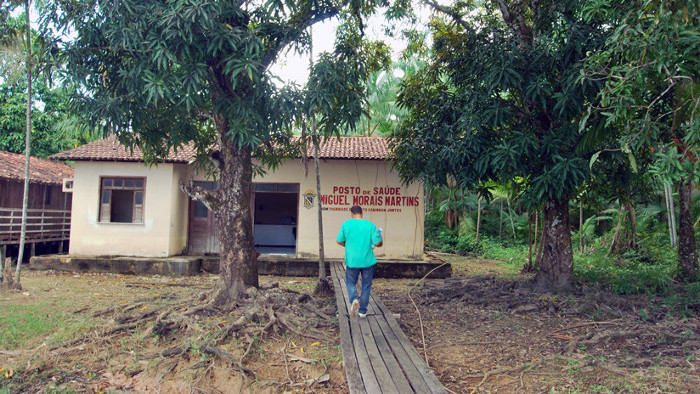 Imagen de un médico cubano entrando en 2014 en el puesto sanitario Miguel Morais Martins. Foto: Tomada de actualidad.rt.com  Millones de brasileños afectados por ausencia de médicos cubanos