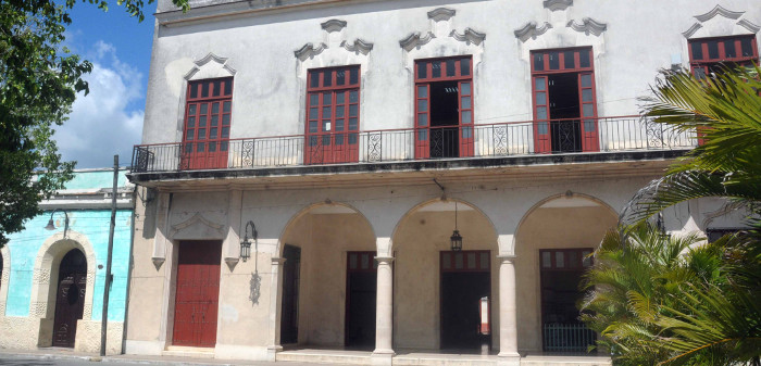 Biblioteca con vibras de verano en Camagüey