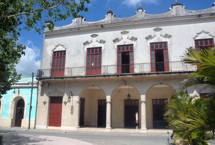 Biblioteca con vibras de verano en Camagüey