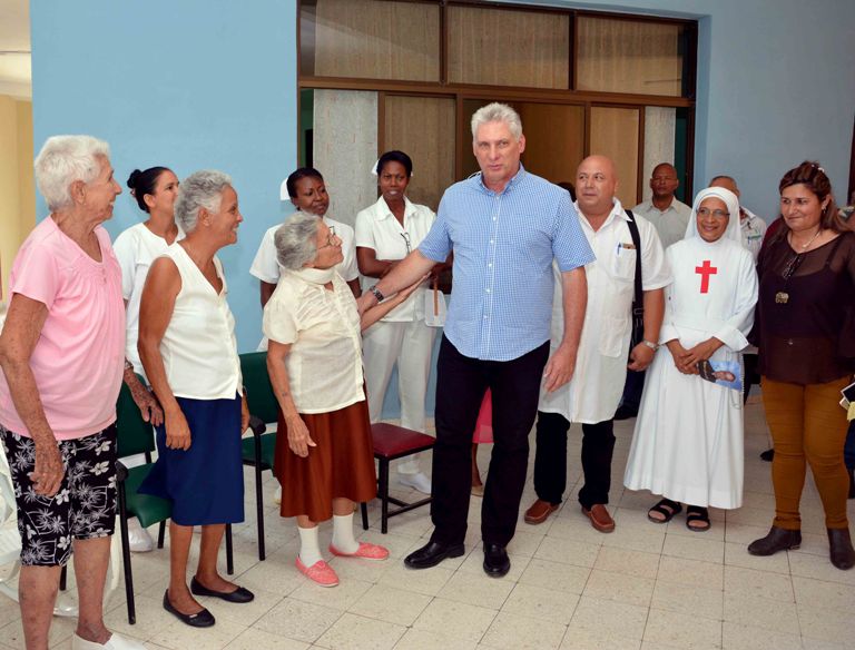 Con residentes y trabajadores del nuevo hogar de ancianos Monseñor Adolfo Rodríguez también dialogó Díaz-Canel.