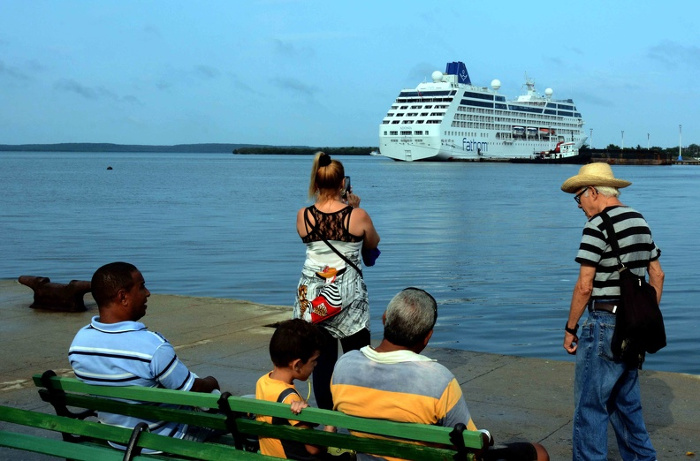El Crucero Adonia, uno de los que más visitó la Isla, durante una estancia en el Muelle Real de la Bahía de Jagua, Cienfuegos. Foto: Modesto Gutiérrez Cabo/ACN Prohibición de cruceros: afectaciones a muchas partes