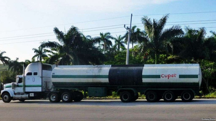 Camiones de TRANSCUPET distribuyen combustible. Foto: Tomada de radioreloj.cu Repite Transcupet como Vanguardia Nacional