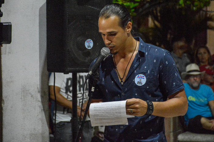 Ihordan Torres Hernández, presidente de la AHS Filial Camagüey, leyó la declaración a nombre de sus asociados, quienes son jóvenes escritores y artistas con una incidencia positiva en el panorama cultural del territorio. Fotos: Alejandro Rodríguez Leiva/ Adelante Asociación Hermanos Saíz en Camagüey rechaza Ley Helms Burton