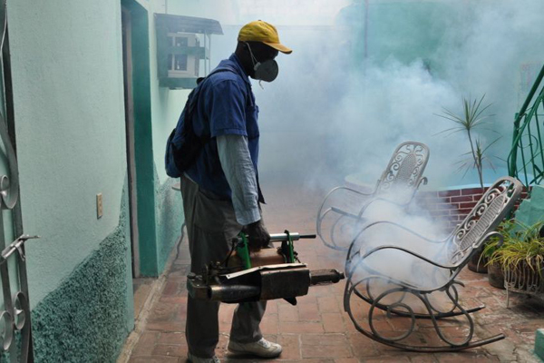 Fumigación, tratamiento focal y saneamiento ambiental, unido al incremento de la exigencia sanitaria, se desarrollan en los municipios de Santa Cruz del Sur y Camagüey, por la situación compleja existente en ambas demarcaciones con alta presencia del vector, para impedir que se genere una transmisión de magnitud del virus del dengue. Foto: Archivo Aumentan vigilancia sanitaria ante llegada del verano