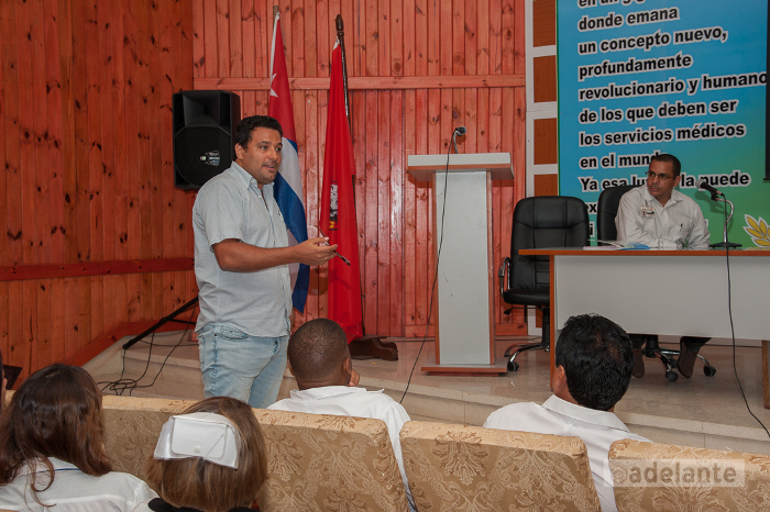 El Máster en Química Fidel Castro Odio, del GIGB, respondía a inquietudes de los especialistas. Foto: Leandro Pérez Pérez/Adelante El “Manuel Ascunce” en nuevo ensayo clínico