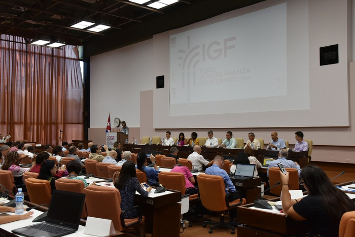 Foro de Gobernanza en Internet, presidido por representantes de los ministerios de las Comunicaciones y de Relaciones Exteriores, la Unesco y la Unión de Informáticos de Cuba. Foto: Omara García Mederos/ACN Sesiona foro nacional de Gobernanza de Internet