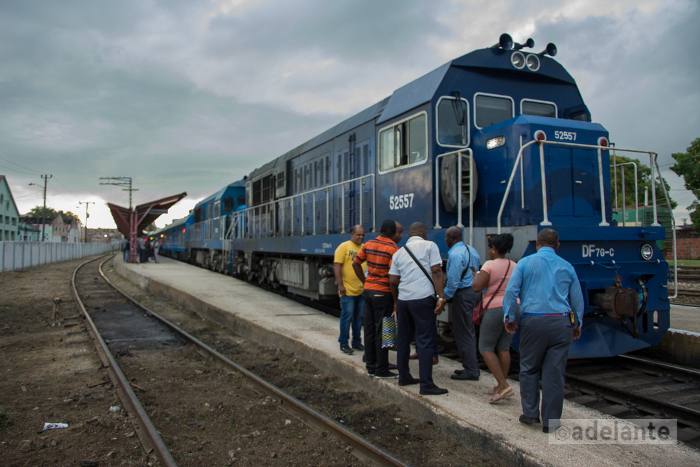 Parada del tren en Camagüey. Fotos: Leandro Pérez Pérez/Adelante Satisfactoria prueba de nuevos coches ferroviarios