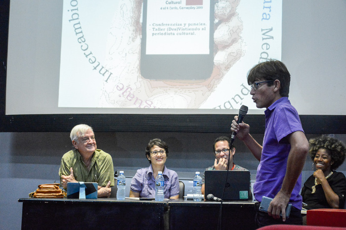 Yuris Nórido, galardonado recientemente con el Premio Nacional de Periodismo Cultural José Antonio Fernández de Castro, iluminó con sus reflexiones tanto como otros dos maestros laureados así por la obra de la vida: el avileño José Aurelio Paz y el santiaguero Reinaldo Cedeño.Fotos: Alejandro Rodríguez Leiva/ Adelante Narrar los hechos