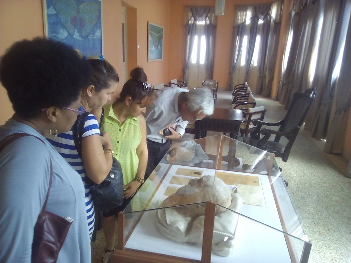 En el encuentro expusieron documentos, el fragmento de un diario, la mascarilla mortuoria y la mesa y la silla relacionadas con el accionar político de ese hombre que renunció a títulos y se sacrificó junto a su familia, en la manigua, por el bien de Cuba. Foto: Del autor Honró Camagüey la memoria de Salvador Cisneros