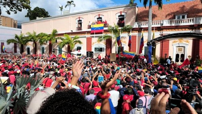 El presidente de Venezuela, Nicolás Maduro, se dirigió al país este miércoles desde el Balcón del Pueblo en el Palacio de Miraflores (sede de Gobierno), donde anunció la ruptura total de las relaciones diplomáticas y políticas con el Gobierno de Estados Unidos (EE.UU.), por estar en curso en un plan golpista contra la democracia venezolana. Foto: Tomada de telesurtv.net Venezuela:¡Aquí no se rinde de nadie c…!