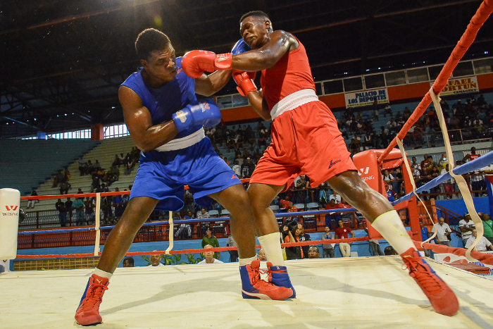 Dainier Peró (de rojo) integra por vez primera la principal escuadra cubana. Foto: Leandro Pérez Pérez/Adelante Tres púgiles camagüeyanos buscarán boleto a Lima