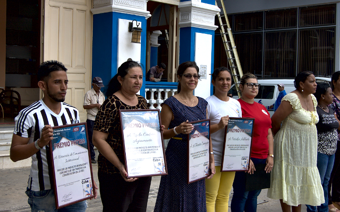 Fotos: Yoel Benítez Fonseca/Adelante Reciben premio Patria medios de prensa provinciales