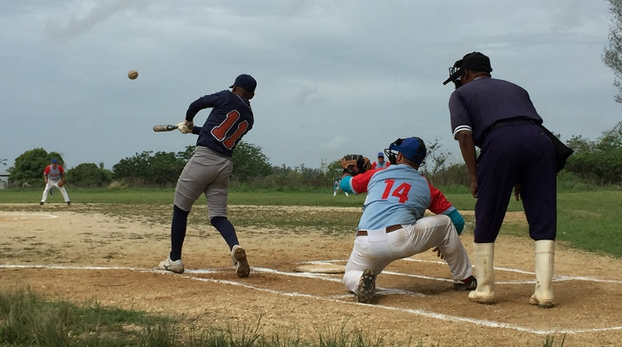 Los equipos de Ciego de Ávila y Camagüey se vislumbran como los favoritos para obtener las dos plazas para el torneo Nacional. Foto: Cortesía del equipo Inicia Zonal Central de Softbol de la prensa en Camagüey
