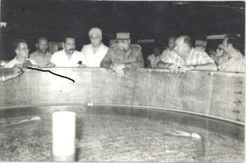 Fidel durante el recorrido por la camaronicultura en marzo de 1987.Foto: Archivo de Adelante