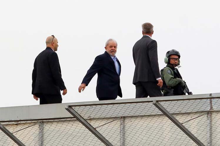 Foto:PL Lula da Silva sale de prisión para asistir al funeral de su nieto